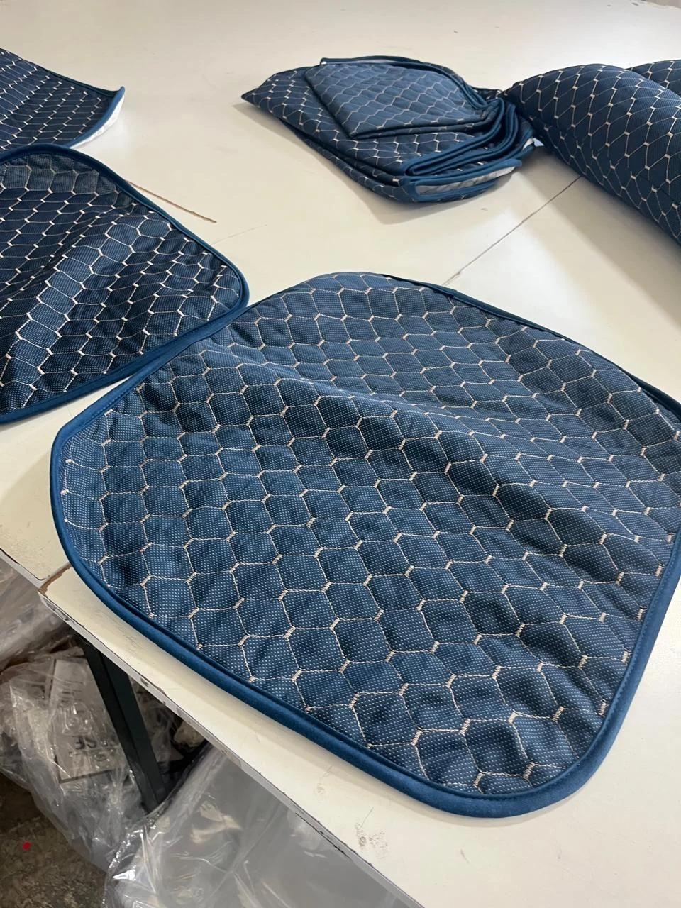 Foto real da superfície azul Magma Flow Pet, com desenho hexagonal e bordas acabadas